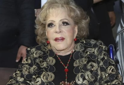 La gran diva del cine mexicano Silvia Pinal, estuvo de manteles largos la tarde de este lunes, cuando recibió un homenaje por su trayectoria y se le entregó una medalla que lleva su nombre, evento en el cual lució mucho más delgada y rejuvenecida, pese a los problemas de salud que enfrentó este año.