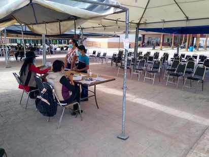 Con poca afluencia sigue operando el punto de vacunación anti-COVID del Hospital General para menores con comorbilidades. (EL SIGLO DE TORREÓN)