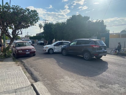 Mujer al volante choca contra auto que le cortó el paso en calles de Santa Rosa. (EL SIGLO DE TORREÓN)