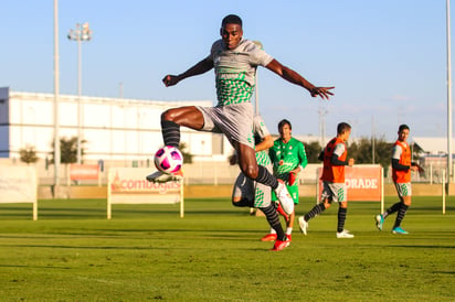 El espigado zaguero ecuatoriano, cuenta con un gran resorte que le ayuda a anticiparse en cada una de las jugadas dentro de los juegos, brindándole confianza al resto de sus compañeros en recta final del torneo. (CORTESÍA SANTOS)