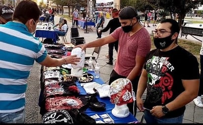 En los alrededores ya se instalaron diferentes stands con productos, para que los aficionados puedan adquirir máscaras y prendas de sus ídolos.