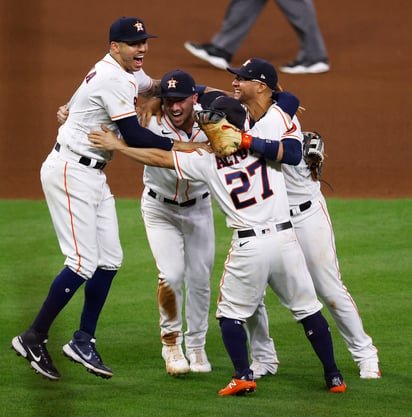 Festejan jugadores de los Astros tras superar ayer 5-0 a Medias Rojas y conseguir su boleto a la Serie Mundial (ARCHIVO) 