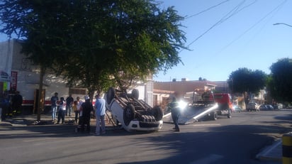 La camioneta quedó sobre su toldo, luego de que el conductor le cortó la circulación al automóvil. (EL SIGLO DE TORREÓN)