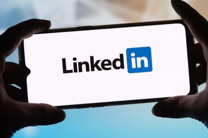 LinkedIn cerrará la versión china de su servicio a finales de este año. La compañía citó 'un entorno operativo significativamente más desafiante y mayores requisitos de cumplimiento en China' como las razones para cerrar la edición local de su red social para profesionales. (ESPECIAL)
