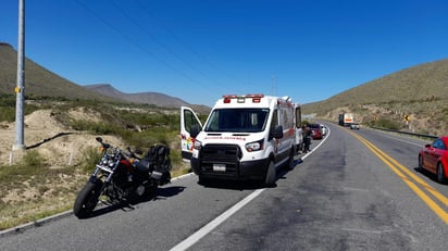 Tras conducir a exceso de velocidad, un motociclista derrapó mientras transitaba por la carretera Monclova – Saltillo, ocasionándole algunas lesiones las cuales no ponen en riesgo su salud, por lo que no fue trasladado a un nosocomio.
