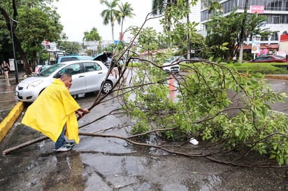 Dejó fuertes lluvias y registra fuertes vientos sostenidos de 140 kilómetros. (EFE)