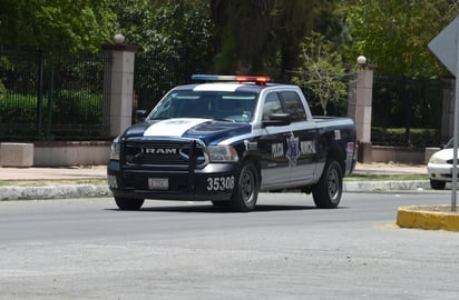 Tras el reporte, los agentes de la Policía Municipal fueron los primeros respondientes; ya se investiga el hecho. (EL SIGLO DE TORREÓN)