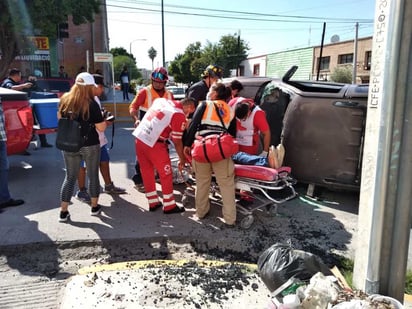 Mujer termina herida luego de aparatoso choque volcadura. (EL SIGLO DE TORREÓN)