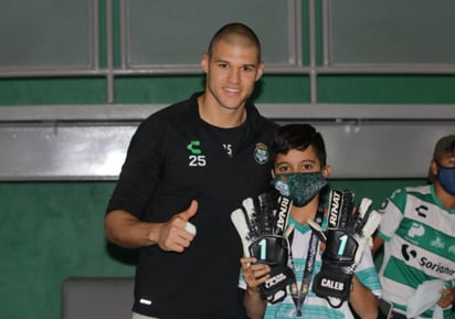 Luego de que el pasado domingo los Guerreros de Santos Laguna rescataron el empate ante Toluca en el Estadio Corona, como parte de la Jornada 15 de la Liga MX, se hizo viral un video en el que se observa como una mujer forcejea con unos niños que que le habían pedido al guardameta Gibran Lajud sus guantes y este se los lanzó. Finalmente Lajud invitó a los menores para convivir con ellos y regalarles sus guantes. 
