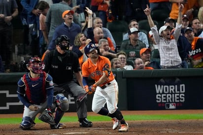 Cuando José Altuve le disparó un cuadrangular solitario a Drew Smyly en el séptimo episodio del Juego 2 de la Serie Mundial entre los Astros y los Bravos el miércoles, el venezolano llegó a 22 jonrones de por vida en postemporada, empatando en el segundo lugar al puertorriqueño Bernabé “Bernie” Williams.
