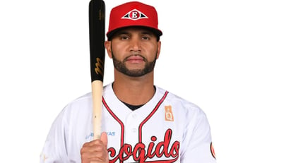 La gerencia de Operaciones de los Leones del Escogido, confirmó que la franquicia escarlata adquirió al legendario Albert Pujols desde los Gigantes del Cibao, a cambio del relevista Edward Paredes y del jardinero Melky Mesa.
