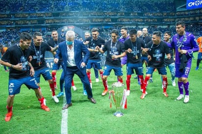 Javier Aguirre baila el Payaso de rodeo celebrando el título con Rayados. 