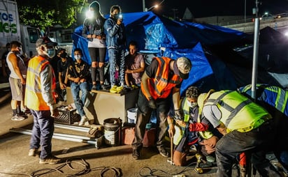 Los más de mil migrantes que pernoctan en un campamento improvisado en Tijuana desde hace meses fueron sorprendidos el jueves en la noche cuando las autoridades de este municipio fronterizo instalaron una valla alrededor de la explanada de El Chaparral. (EFE) 
