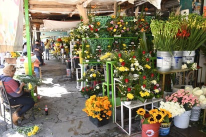 Comerciantes del Mercado de las Flores en Torreón esperan alza en ventas desde este fin de semana.