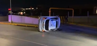 Tras conducir a exceso de velocidad, un hombre perdió el control del volante de su vehículo ocasionando que este se volcara en pleno Periférico Luis Echeverría Álvarez la madrugada de este sábado, sin que se registraran personas con graves lesiones.
