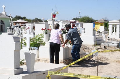  Este domingo, en la víspera del Día de Todos los Santos, cientos de monclovenses llegaron a los panteones a limpiar y arreglar las tumbas de sus difuntos, para que estén listas para la la celebración del Día de Muertos el martes dos de noviembre.
