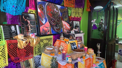 La tradicional ofrenda fue colocada en un colegio de esta ciudad, por parte del hijo del recordado gladiador lagunero.