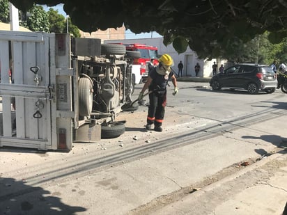 Ambos conductores involucrados argumentaron que circulaban con luz verde en el semáforo. (EL SIGLO DE TORREÓN)