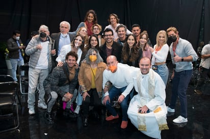 Emocionados. Elenco y equipo de producción se reunieron para celebrar el arranque de las grabaciones.