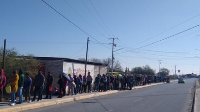 Únicamente se les atenderá este día, por lo que permanecerán hasta las 2 de la tarde en la Unidad Deportiva. (EL SIGLO DE TORREÓN)