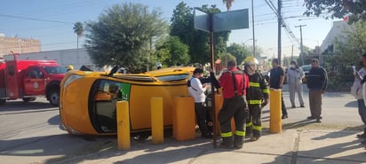 Paramédicos de la Cruz Roja arribaron al lugar para atender a los conductores involucrados, mismos que presentaron solo golpes leves que no requirieron hospitalización. (EL SIGLO DE TORREÓN)