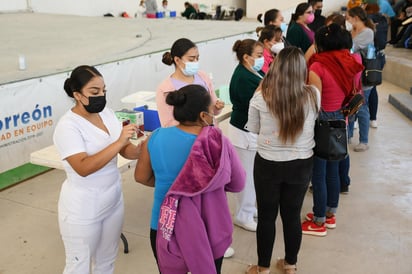  Para las 7:00 horas de este sábado había dos largas filas de casi un kilómetro de distancia, pues le daban la vuelta al Bosque Urbano, ya que se aplicaron las vacunas AstraZeneca y Pfizer para personas rezagadas de primera y segunda dosis.
 