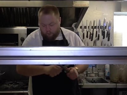 En lugar de tirarlo a la basura como antiguamente, Christopher McComiekey, chef del restaurante glasgüense The Finnieston, guarda la piel del limón, las cabezas de las truchas o los peores trozos del bacalao para crear deliciosos platos que cimientan una nueva cocina sostenible. (ESPECIAL) 