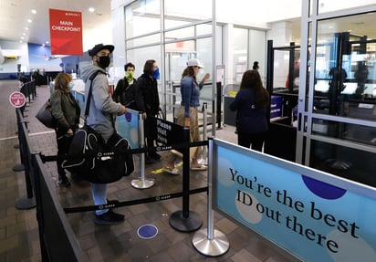 Estados Unidos levantó hoy las restricciones a los viajes turísticos en aeropuertos y fronteras terrestres, una medida que ha estado vigente durante 19 meses y que en este primer día de apertura ha devuelto a los aeropuertos su habitual bullicio, sin que hasta el momento se hayan registrado retrasos ni incidencias de importancia. (ARCHIVO) 