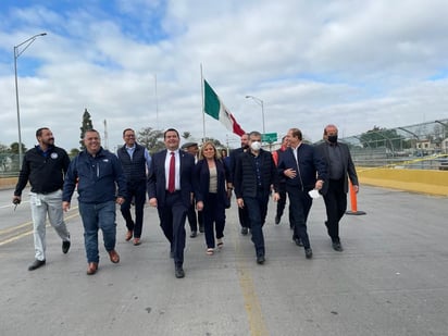 Riquelme atestiguó la reapertura de cruces no esenciales a Estados Unidos en una ceremonia en el Puente Internacional Coahuila 2000.