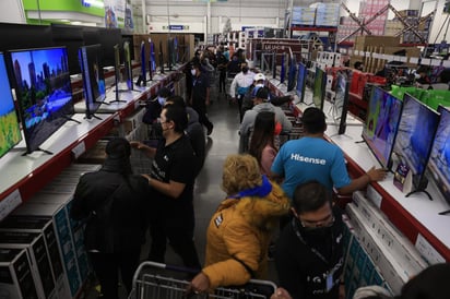 En medio de la aceleración de la inflación y las limitaciones en la oferta por la falta de algunos componentes que están afectando sectores claves como el automotriz, México inicia el miércoles y por siete días la temporada de ofertas conocida como “El Buen Fin” para incentivar el consumo y la activación económica. (ARCHIVO) 
