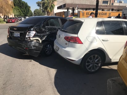 En el accidente participó un autobús y dos autos particulares. (EL SIGLO DE TORREÓN)