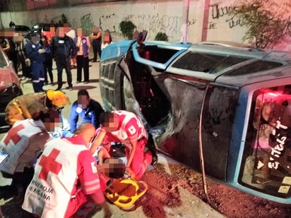 Tras el fuerte accidente, algunos vecinos se concentraron en el lugar para observar lo ocurrido. (EL SIGLO DE TORREÓN)