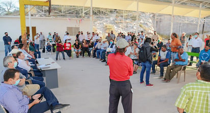 Con el propósito de aclarar dudas del proyecto Agua Saludable para La Laguna, el gobernador José Rosas Aispuro Torres participó en la reunión de trabajo encabezada por el Senador, Gabriel García Hernández, encargado de las negociaciones para este proyecto, con miembros de la Asamblea Ejidal de San Jacinto. (EL SIGLO DE TORREÓN)