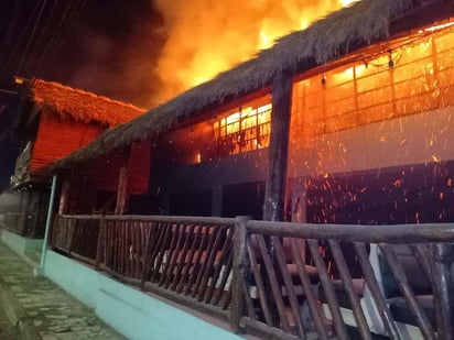 Bomberos llegaron en tres maquinas de ataque rápido y un camión cisterna. (EL SIGLO DE TORREÓN)