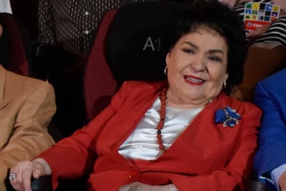 A su espera del nuevo parte médico sobre la salud de la actriz, Gustavo Briones destacó esta mañana que Carmen Salinas nunca ha dejado de trabajar y además se ha ganado el cariño de la gente.
