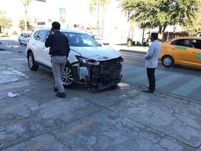 Un conductor presuntamente no respetó un alto. (EL SIGLO DE TORREÓN)