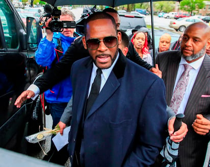 Una juez de Nueva York condenó este miércoles a 8 años de prisión a un socio del cantante estadounidense R. Kelly por haber amenazado a una testigo que iba a participar en el reciente juicio contra el artista, quien fue declarado culpable de crimen organizado y tráfico sexual.  (ESPECIAL) 