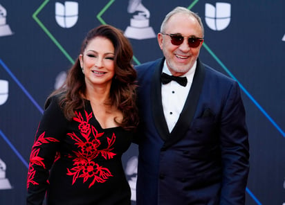 Los famosos músicos y esposos cubano-estadounidenses Gloria y Emilio Estefan revelaron que en el amor se entienden mejor 'en español' y que han enfrentado situaciones difíciles, incluyendo una barrera que la madre de Gloria le impuso a él al comienzo de la relación.
