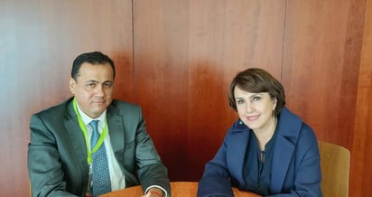 Julián Mejía Berdeja, presidente de Renacer Lagunero con la senadora Patricia Mercado.