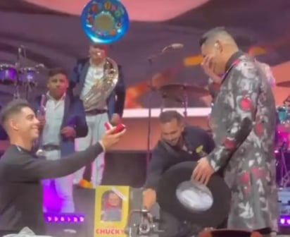 El hermano de Eduin Caz, también integrante de Grupo Firme, Jhonny Caz, recibió la sorpresa en pleno concierto de su pareja al pedirle matrimonio a mitad del show.