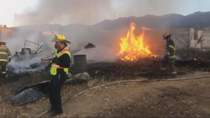 Una familia se quedó sin hogar, luego de que su tejaban quedará reducido en cenizas la tarde de este sábado en la colonia Nueva Imagen, en el municipio de Saltillo.
