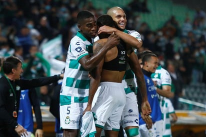 El ecuatoriano Ayrton Preciado y el chileno Ignacio Jeraldino anotaron este sábado los goles con los que el Santos Laguna venció por 2-0 al San Luis para avanzar a los cuartos de final del torneo Apertura del fútbol mexicano.
