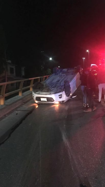 La unidad terminó volcada sobre su toldo en medio del paso elevado que conecta con la colonia Vicente Guerrero. (EL SIGLO DE TORREÓN)