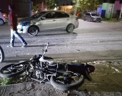 El joven motociclista requirió atención médica, ya que resultó con múltiples golpes en el cuerpo. (EL SIGLO DE TORREÓN)