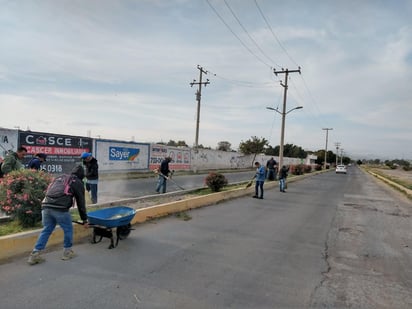 Vecinos reportaron hace 15 días que había una gran cantidad de basura en esta vialidad. (EL SIGLO DE TORREÓN)