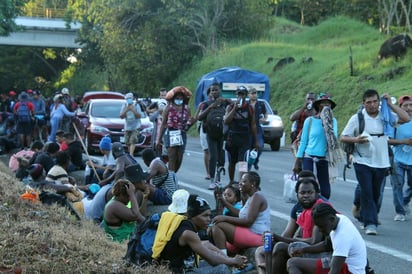 El contingente de la caravana migrante que atraviesa territorio mexicano actualmente partió esta mañana de lunes de Acayucan, Veracruz hacia la Ciudad de México, tomando la autopista, después de descansar dos días en esta población veracruzana. (ARCHIVO) 
