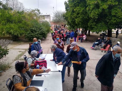 En el antiguo edificio de FCPyS se formó una larga fila de personas que acudieron por la pensión. (ANGÉLICA SANDOVAL)