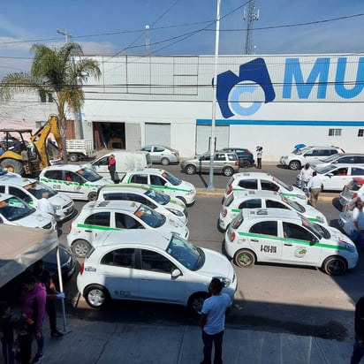 Los taxistas bloquearon un carril del bulevar Enrique Carrola en la ciudad de Durango. (EL SIGLO DE TORREÓN) 