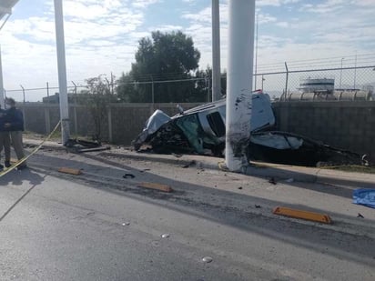 La unidad se impactó contra la base metálica de un puente peatonal cercano al aeropuerto. (EL SIGLO DE TORREÓN)