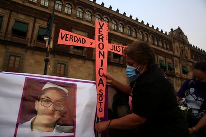 Como parte las actividades por el Día Internacional de la Eliminación de la Violencia contra la Mujer, un grupo de mujeres se manifestaron en Palacio Nacional y en la puerta central y vallas que protegen la sede del Poder Ejecutivo colocaron cruces rosas y fotografías de mujeres que han sido violentadas. (ARCHIVO) 
